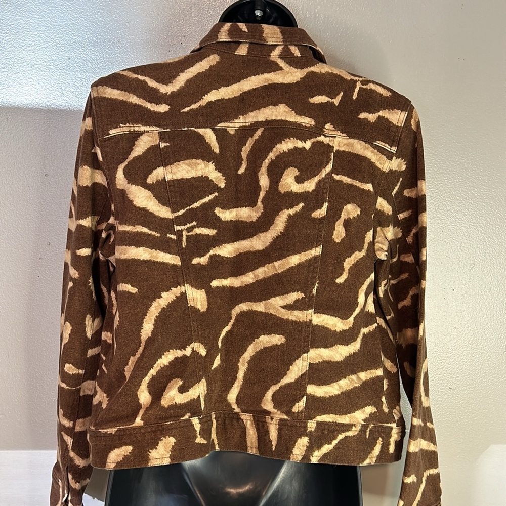Lauren Jeans Co Women’s Animal Print Cotton Denim Jacket size large like new. - Picture 4 of 6